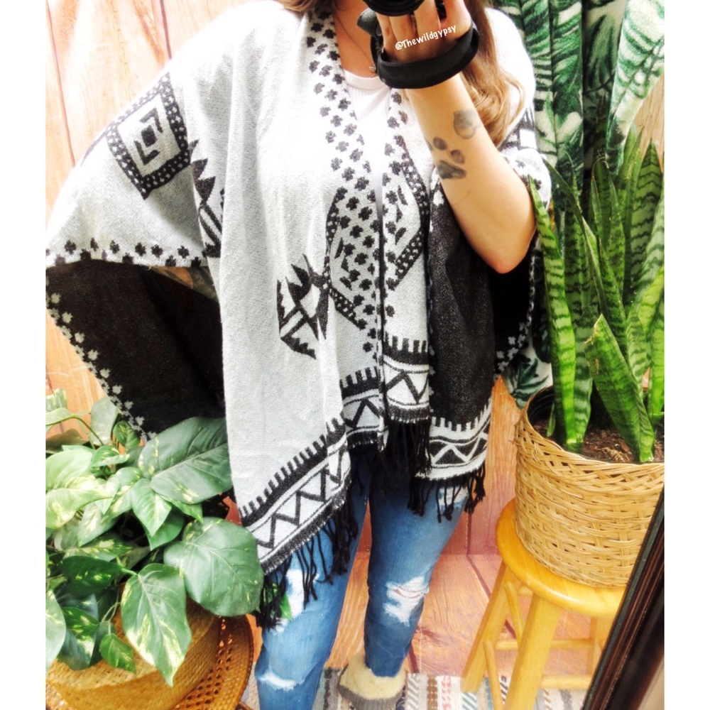 Reversible western boho aztec fringe kimono 🍂 - Picture 4 of 6